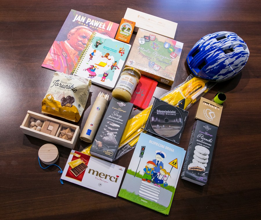 Przedmioty przekazane na licytację przez marszałka Piotra Całbeckiego, fot. Andrzej Goiński