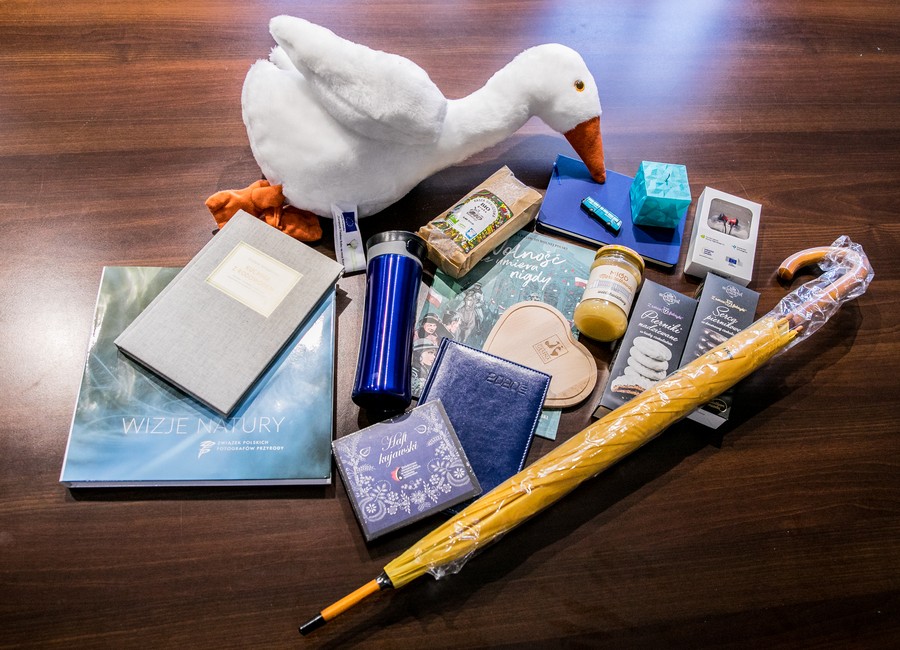 Przedmioty przekazane na licytację przez marszałka Piotra Całbeckiego, fot. Andrzej Goiński