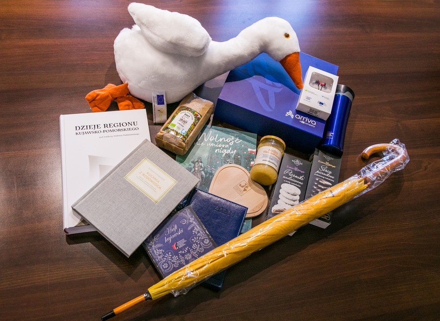 Przedmioty przekazane na licytację przez marszałka Piotra Całbeckiego, fot. Andrzej Goiński