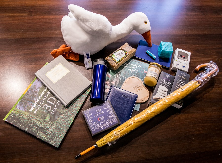 Przedmioty przekazane na licytację przez marszałka Piotra Całbeckiego, fot. Andrzej Goiński