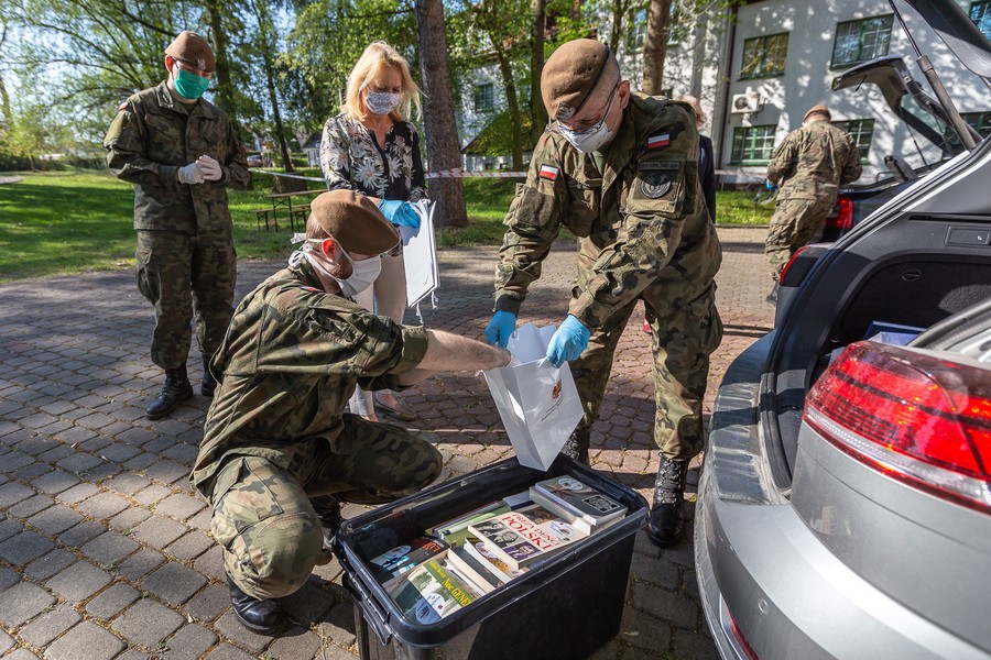 W ramach akcji przekazaliśmy już kilkaset książek, fot. Mikołaj Kuras dla UMWKP