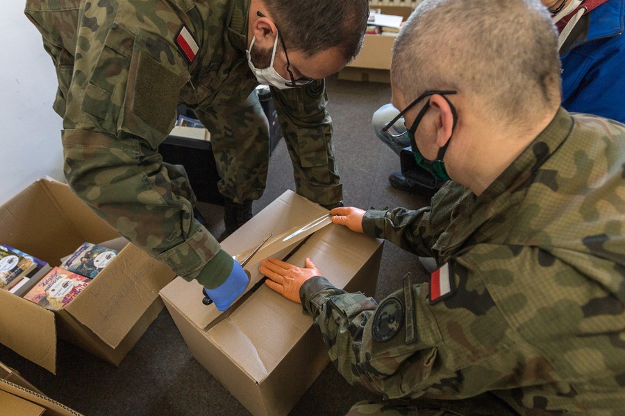 W ramach akcji przekazaliśmy już kilkaset książek, fot. Mikołaj Kuras dla UMWKP
