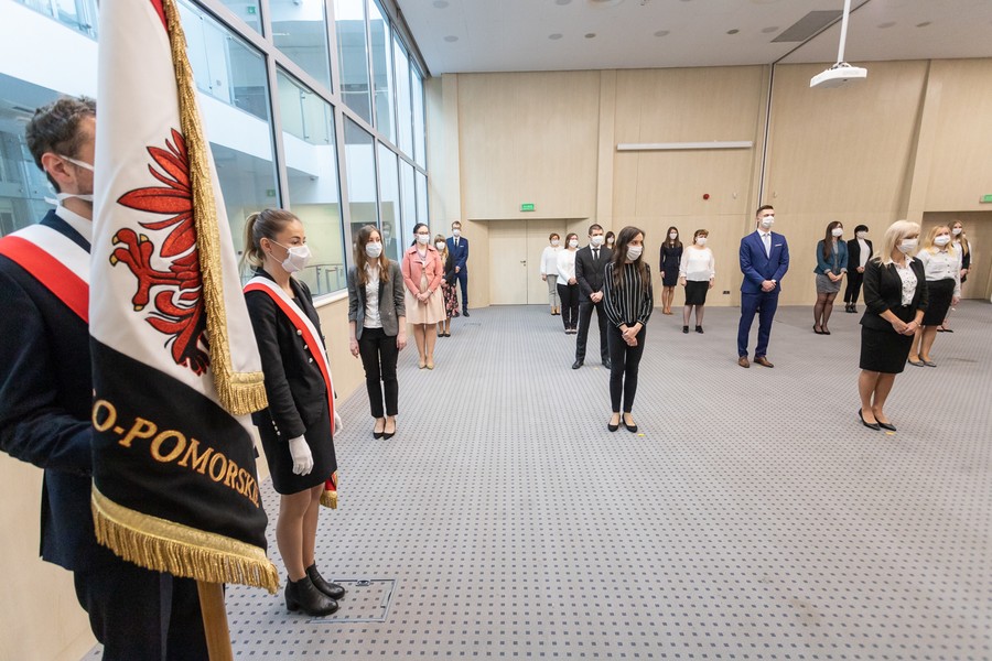 Ślubowanie urzędników, fot. Mikołaj Kuras dla UMWKP