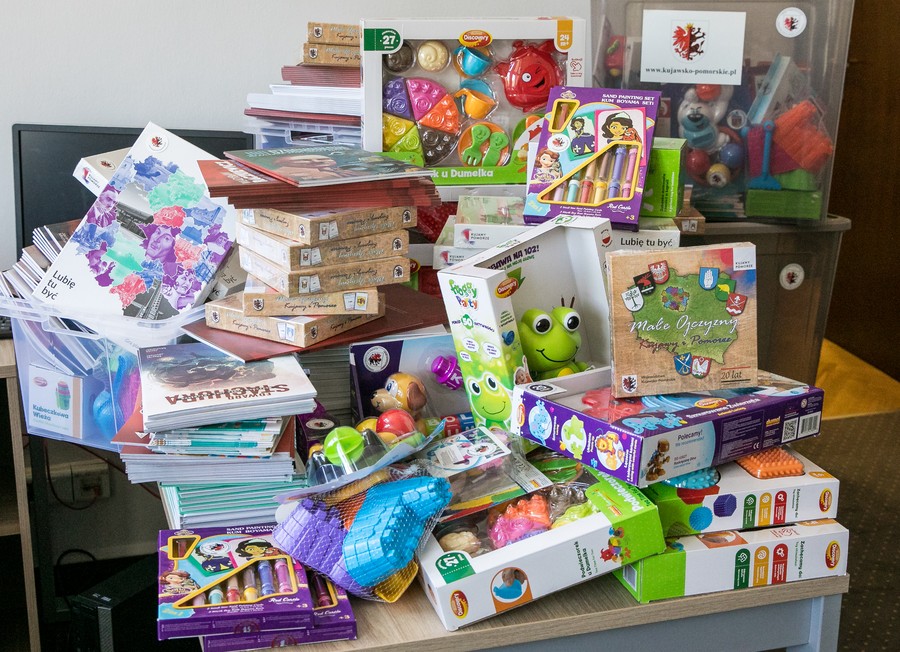 Upominki dla małych pacjentów, fot. Andrzej Goiński dla UMWKP