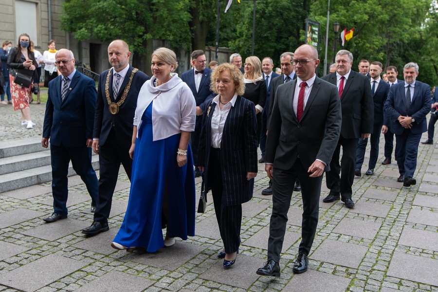 Złożenie kwiatów pod tablicą upamiętniającą wizytę Jana Pawła II we Włocławku, fot. Andrzej Goiński/UMWKP