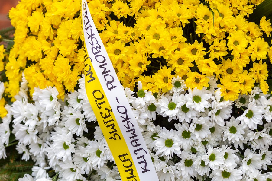 Wieniec złożony pod tablicą upamiętniającą wizytę Jana Pawła II we Włocławku, fot. Szymon Zdziebło tarantoga.pl/UMWKP