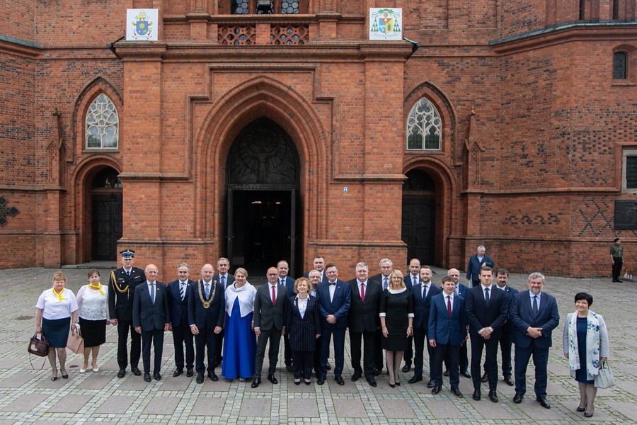 Złożenie kwiatów pod tablicą upamiętniającą wizytę Jana Pawła II we Włocławku, fot. Andrzej Goiński/UMWKP