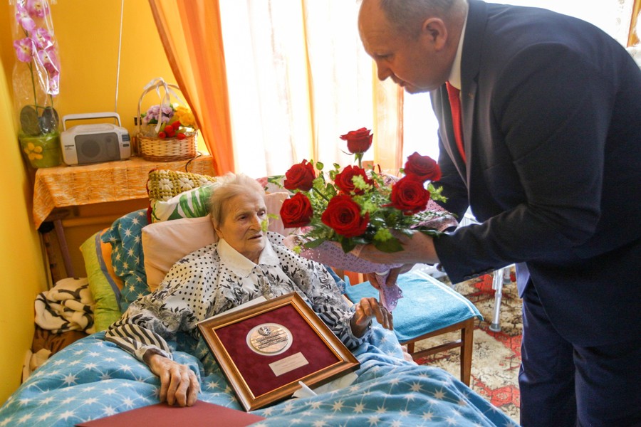 Stuletnia Wanda Frankiewicz odebrała medal Unitas Durat Palatinatus Cuiaviano-Pomeraniensis z rąk wicemarszałka Zbigniewa Sosnowskiego, fot. Szymon Zdziebło tarantoga.pl dla UMWKP