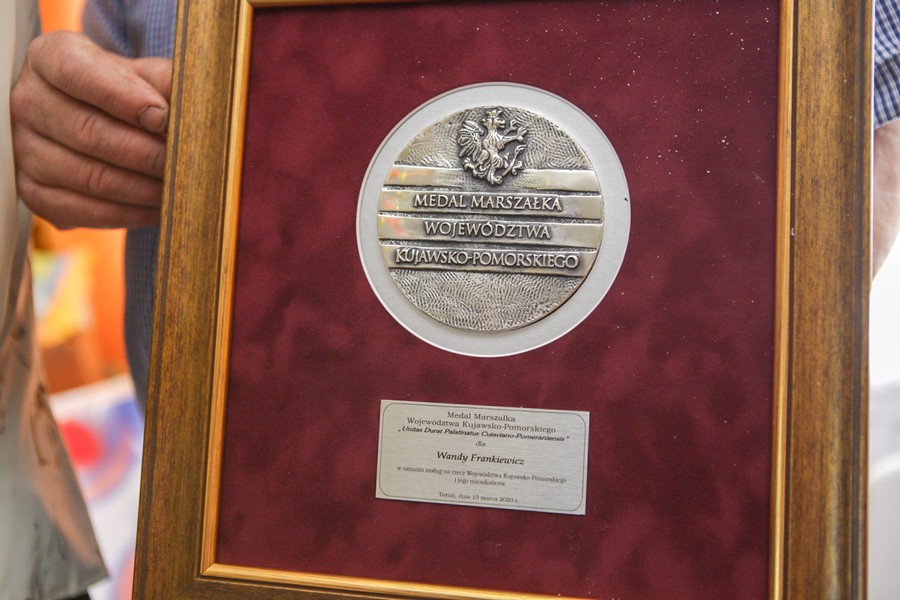 Stuletnia Wanda Frankiewicz odebrała medal Unitas Durat Palatinatus Cuiaviano-Pomeraniensis z rąk wicemarszałka Zbigniewa Sosnowskiego, fot. Szymon Zdziebło tarantoga.pl dla UMWKP