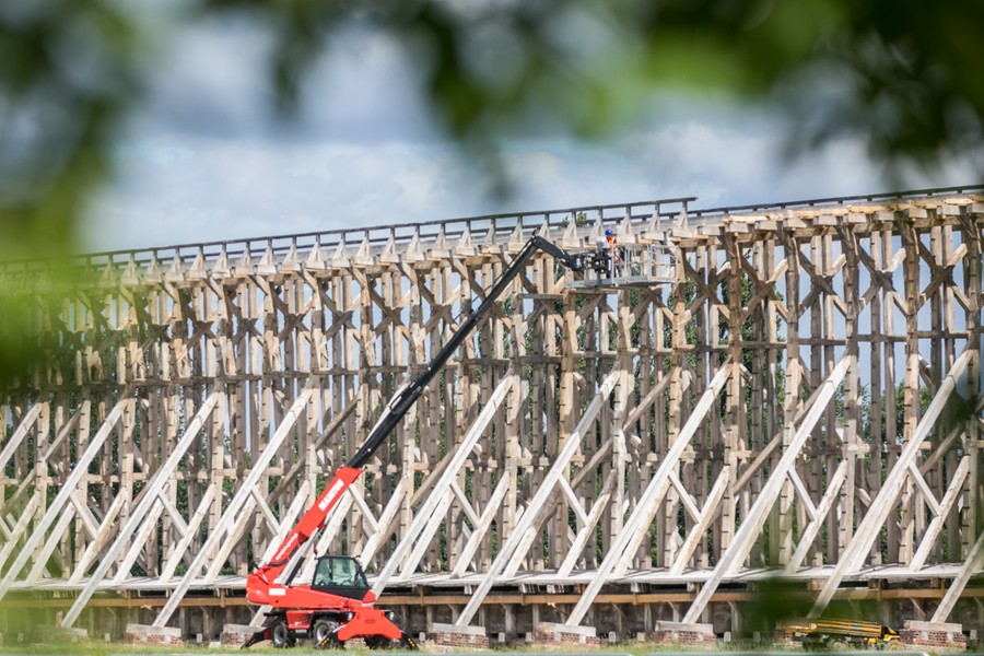 Marszałek Piotr Całbecki w towarzystwie regionalnych i lokalnych mediów wizytował miejsce rewitalizacji tężni, fot. Andrzej Goiński dla UMWKP