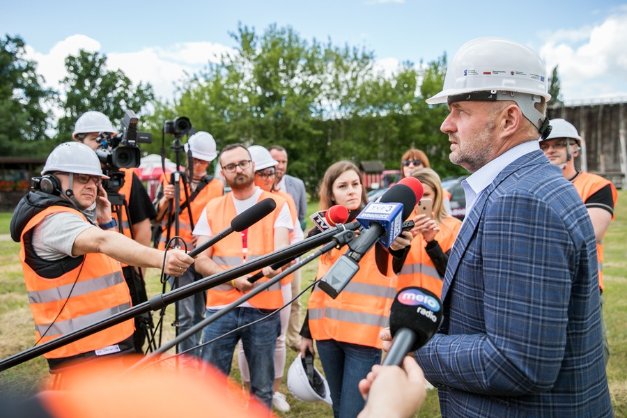 Marszałek Piotr Całbecki w towarzystwie regionalnych i lokalnych mediów wizytował miejsce rewitalizacji tężni, fot. Andrzej Goiński dla UMWKP