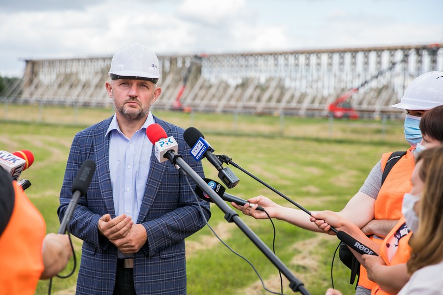 Marszałek Piotr Całbecki w towarzystwie regionalnych i lokalnych mediów wizytował miejsce rewitalizacji tężni, fot. Andrzej Goiński dla UMWKP