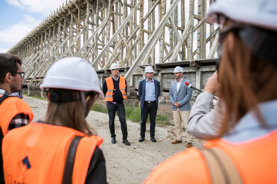 Marszałek Piotr Całbecki w towarzystwie regionalnych i lokalnych mediów wizytował miejsce rewitalizacji tężni, fot. Andrzej Goiński dla UMWKP