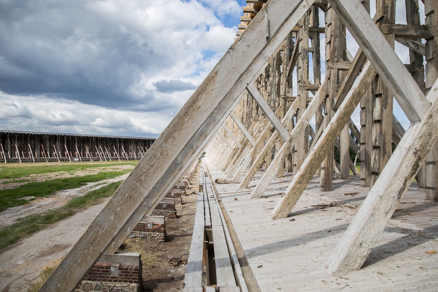 Marszałek Piotr Całbecki w towarzystwie regionalnych i lokalnych mediów wizytował miejsce rewitalizacji tężni, fot. Andrzej Goiński dla UMWKP