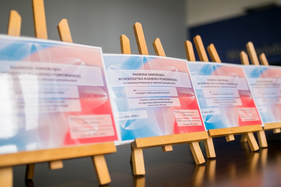 Kampania profrekwencyjna marszałka Piotra Całbeckiego i przewodniczącej sejmiku województwa Elżbiety Piniewskiej, fot. Andrzej Goiński dla UMWKP