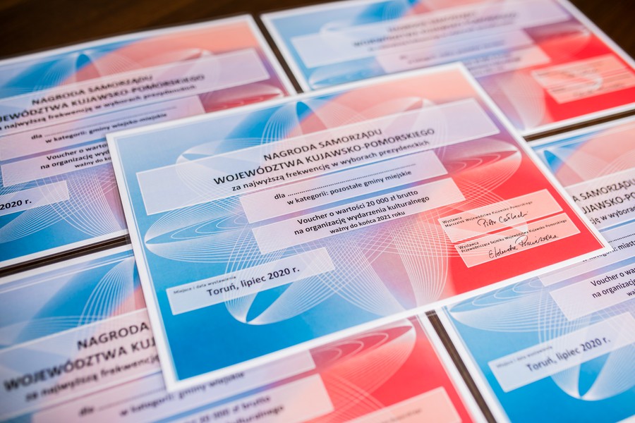 Kampania profrekwencyjna marszałka Piotra Całbeckiego i przewodniczącej sejmiku województwa Elżbiety Piniewskiej, fot. Andrzej Goiński dla UMWKP