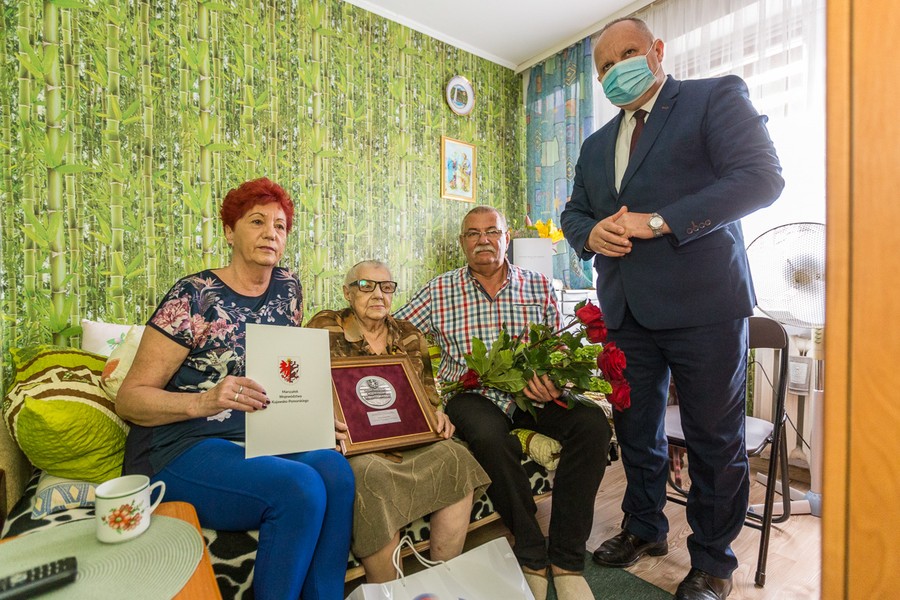 Do grona rówieśników Niepodległej uhonorowanych medalem Unitas Durat Palatinatus Cuiaviano-Pomeraniensis dołączyła stuletnia Irena Kazanecka z Torunia, fot. Szymon Zdziebło tarantoga.pl dla UMWKP