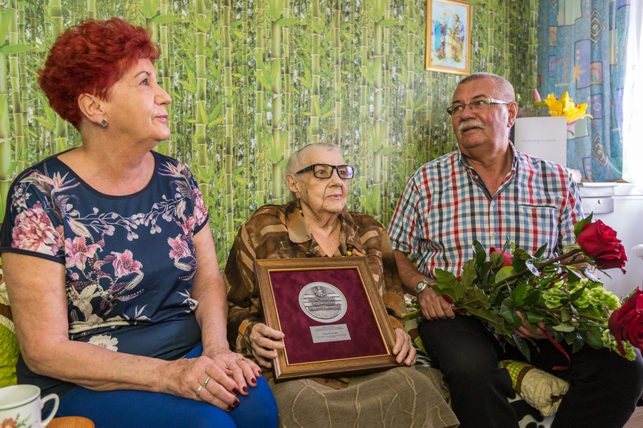 Do grona rówieśników Niepodległej uhonorowanych medalem Unitas Durat Palatinatus Cuiaviano-Pomeraniensis dołączyła stuletnia Irena Kazanecka z Torunia, fot. Szymon Zdziebło tarantoga.pl dla UMWKP