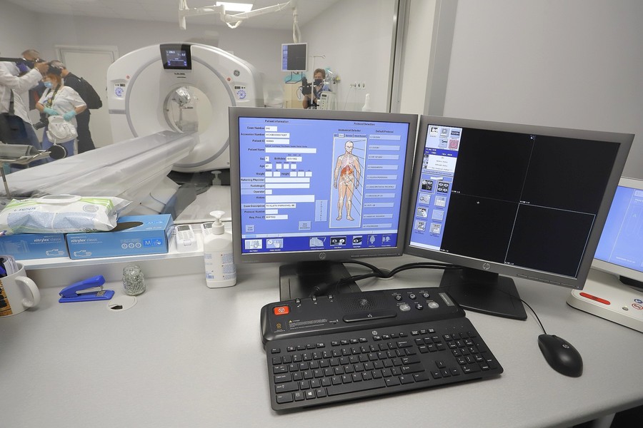 Otwarcie nowej pracowni tomograficznej w Szpitalu Popiełuszki we Włocławku, fot. Mikołaj Kuras dla UMWKP