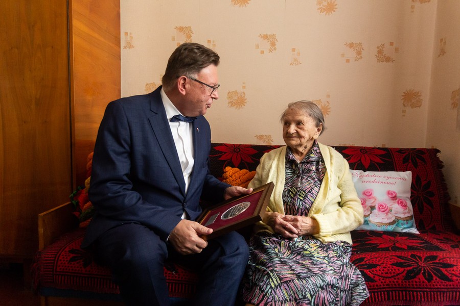 Medal Unitas Durat Palatinatus Cuiaviano-Pomeraniensis wręczył nestorce wicemarszałek Zbigniew Sosnowski, fot. Filip Kowalkowski dla UMWKP