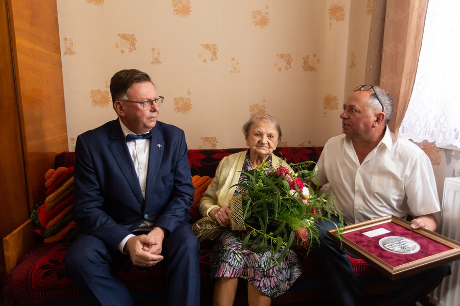 Medal Unitas Durat Palatinatus Cuiaviano-Pomeraniensis wręczył nestorce wicemarszałek Zbigniew Sosnowski, fot. Filip Kowalkowski dla UMWKP