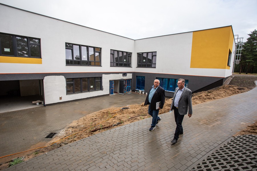 Inwestycję w Specjalnym Ośrodku Szkolno-Wychowawczym im. gen. Maczka w Bydgoszczy wizytował wicemarszałek województwa Zbigniew Ostrowski, fot. Filip Kowalkowski dla UMWKP