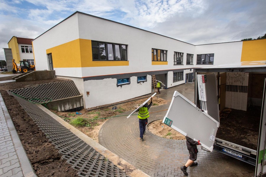 Inwestycję w Specjalnym Ośrodku Szkolno-Wychowawczym im. gen. Maczka w Bydgoszczy wizytował wicemarszałek województwa Zbigniew Ostrowski, fot. Filip Kowalkowski dla UMWKP