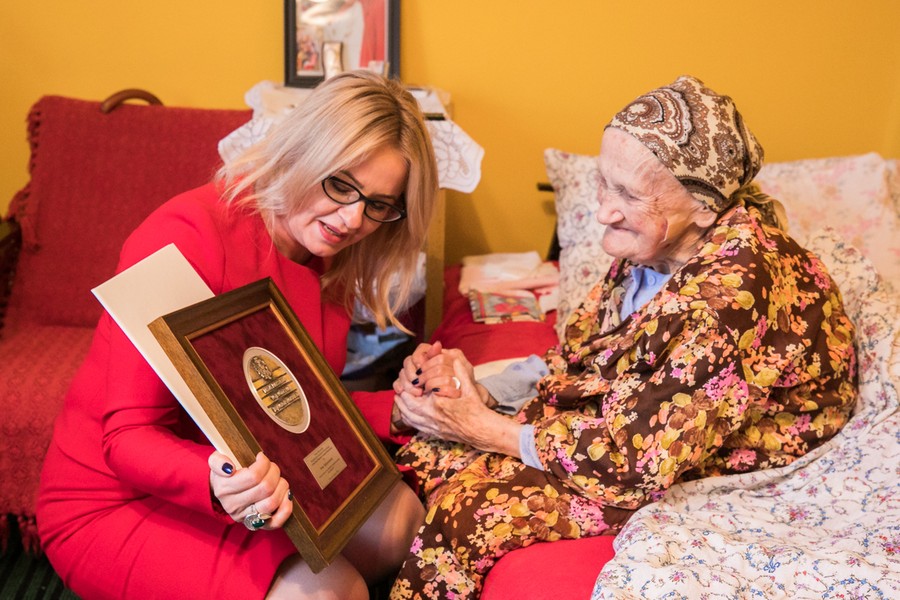 Do grona uhonorowanych medalem Unitas Durat Palatinatus Cuiaviano-Pomeraniensis dołączyła stuletnia Irena Frydryszewska z Radomic (powiat lipnowski), fot. Andrzej Goiński dla UMWKP