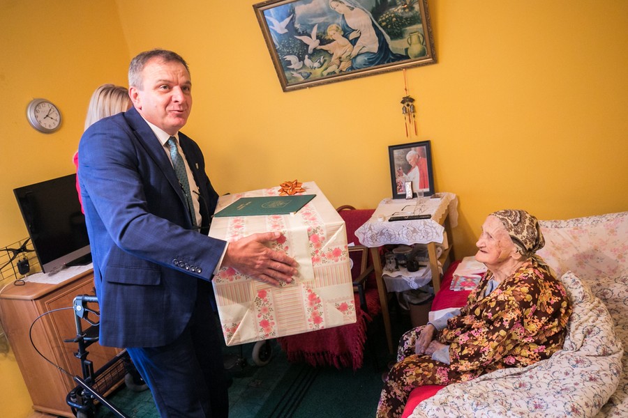 Do grona uhonorowanych medalem Unitas Durat Palatinatus Cuiaviano-Pomeraniensis dołączyła stuletnia Irena Frydryszewska z Radomic (powiat lipnowski), fot. Andrzej Goiński dla UMWKP