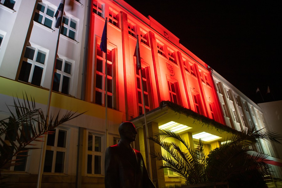 Urząd Marszałkowski w barwach wolnej Białorusi, fot. Mikołaj Kuras dla UMWKP