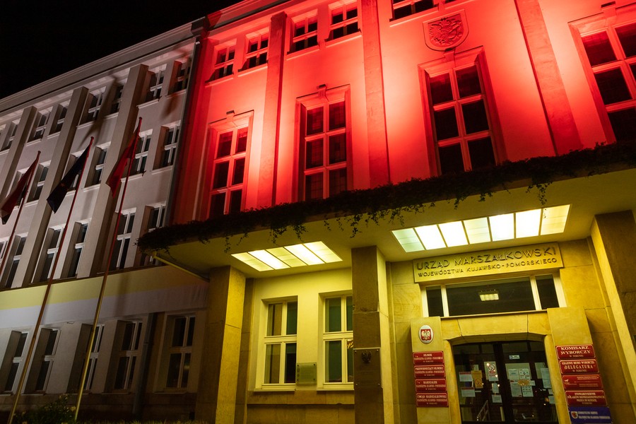 Urząd Marszałkowski w barwach wolnej Białorusi, fot. Mikołaj Kuras dla UMWKP