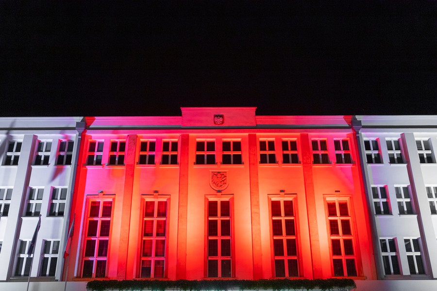 Urząd Marszałkowski w barwach wolnej Białorusi, fot. Mikołaj Kuras dla UMWKP