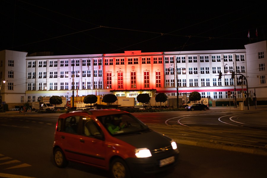 Urząd Marszałkowski w barwach wolnej Białorusi, fot. Mikołaj Kuras dla UMWKP