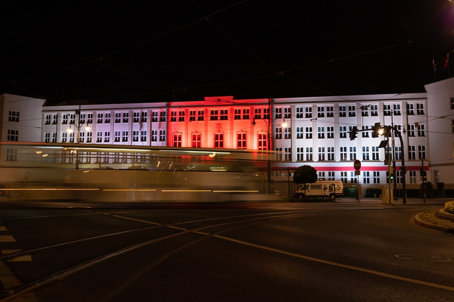 Urząd Marszałkowski w barwach wolnej Białorusi, fot. Mikołaj Kuras dla UMWKP