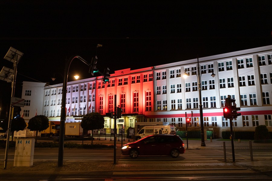 Urząd Marszałkowski w barwach wolnej Białorusi, fot. Mikołaj Kuras dla UMWKP