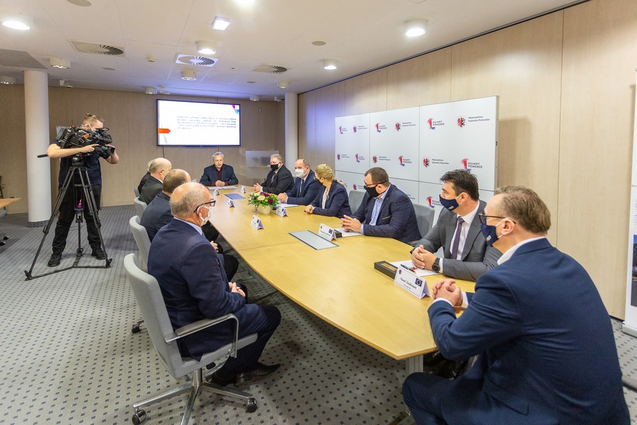 Podpisanie umowy na budowę obwodnicy Lubrańca, fot. Szymon Zdziebło tarantoga.pl dla UMWKP