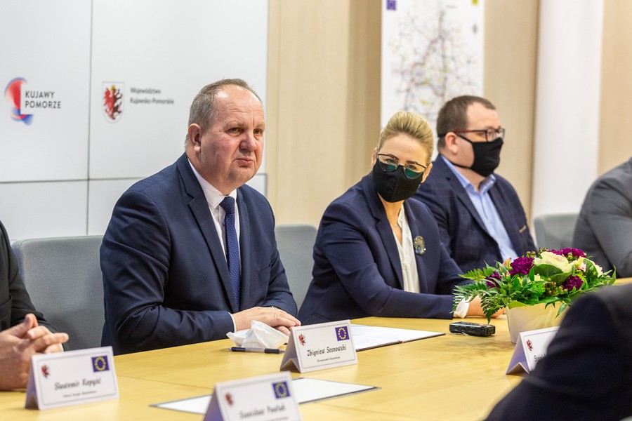 Podpisanie umowy na budowę obwodnicy Lubrańca, fot. Szymon Zdziebło tarantoga.pl dla UMWKP