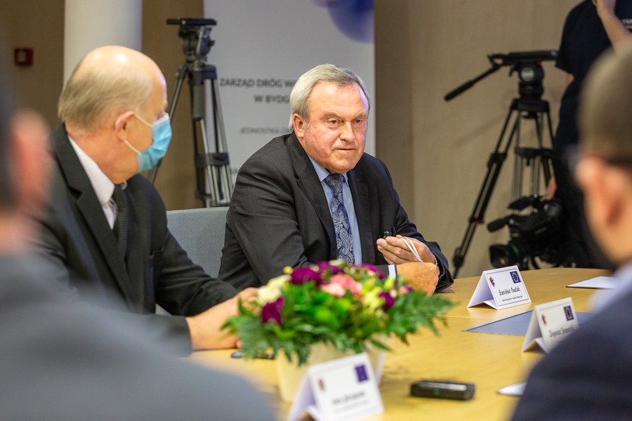 Podpisanie umowy na budowę obwodnicy Lubrańca, fot. Szymon Zdziebło tarantoga.pl dla UMWKP