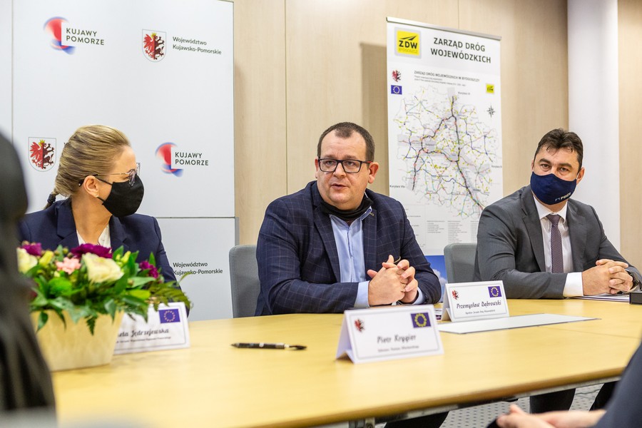 Podpisanie umowy na budowę obwodnicy Lubrańca, fot. Szymon Zdziebło tarantoga.pl dla UMWKP