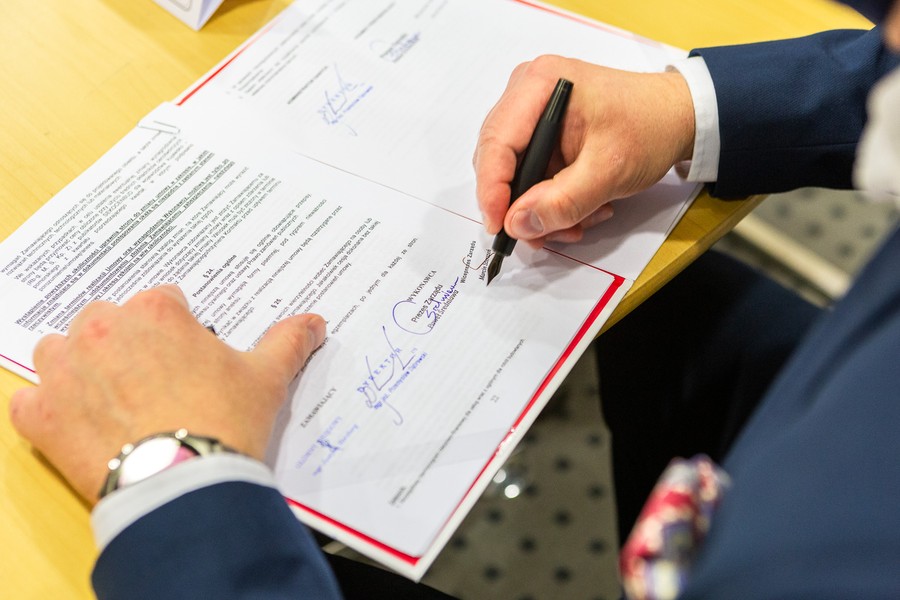 Podpisanie umowy na budowę obwodnicy Lubrańca, fot. Szymon Zdziebło tarantoga.pl dla UMWKP