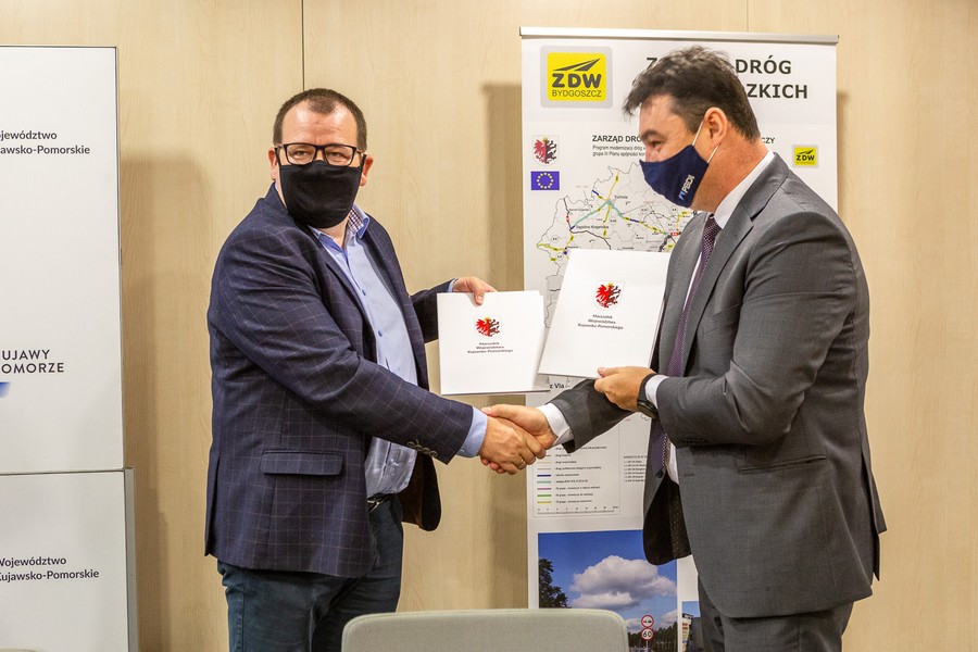 Podpisanie umowy na budowę obwodnicy Lubrańca, fot. Szymon Zdziebło tarantoga.pl dla UMWKP