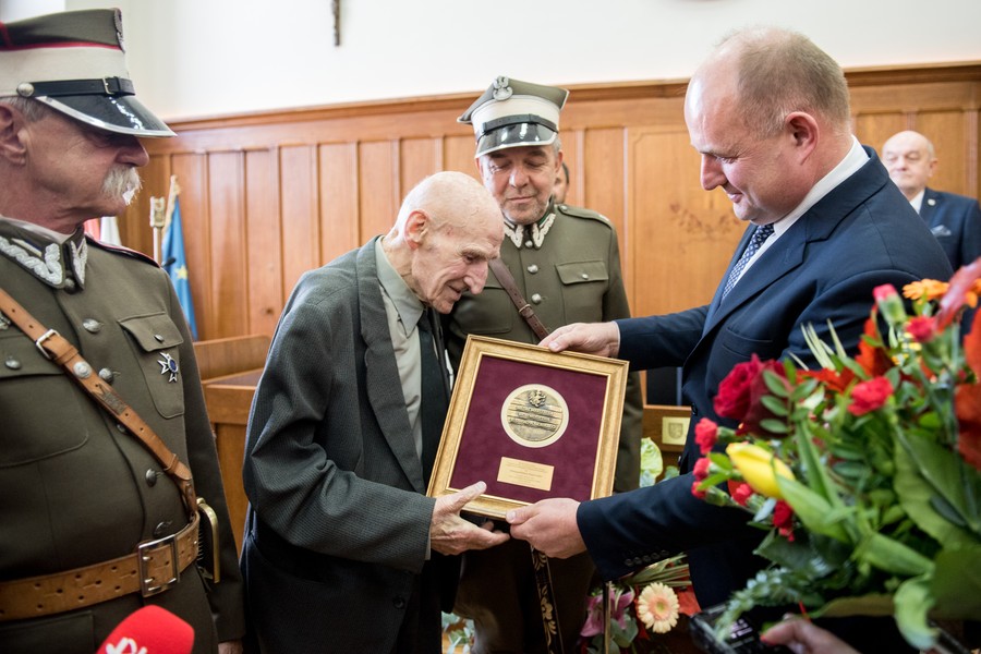 Wręczenie medalu Unitas Durat Palatinatus Cuiaviano-Pomeraniensis Maksymilianowi Kasprzakowi, fot. Łukasz Piecyk dla UMWKP.