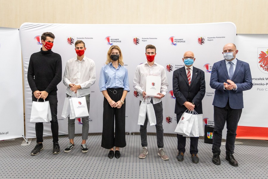 Wizyta młodych mistrzów lekkiej atletyki w Urzędzie Marszałkowskim, fot. Szymon Zdziebło tarantoga.pl dla UMWKP