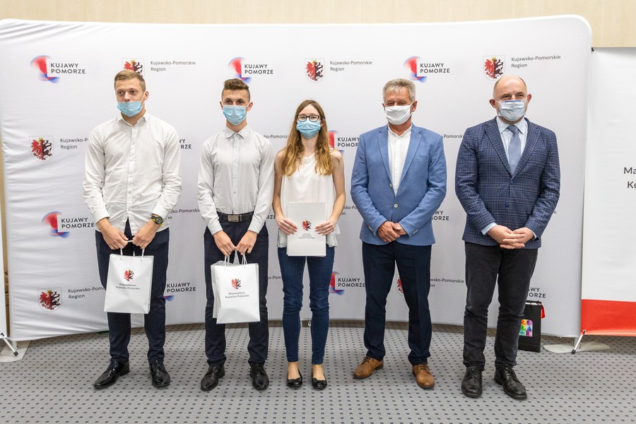 Wizyta młodych mistrzów lekkiej atletyki w Urzędzie Marszałkowskim, fot. Szymon Zdziebło tarantoga.pl dla UMWKP