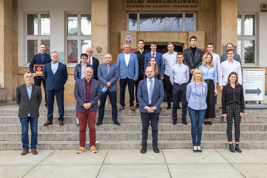 Wizyta młodych mistrzów lekkiej atletyki w Urzędzie Marszałkowskim, fot. Szymon Zdziebło tarantoga.pl dla UMWKP