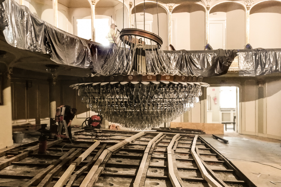 Jednym z elementów inwestycji jest wymiana żarówek w żyrandolu, fot. Teatr Horzycy w Toruniu