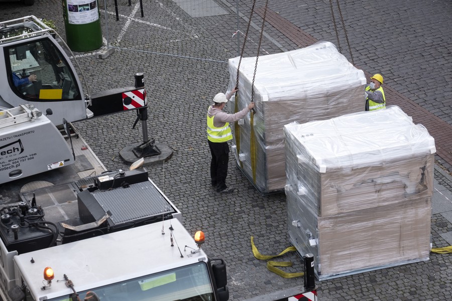 Transport dźwigiem materiałów budowlanych, fot. Wojtek Szabelski/Teatr Horzycy w Toruniu