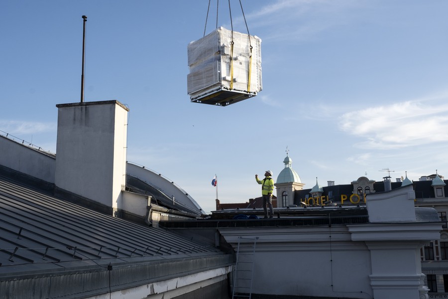 Transport dźwigiem materiałów budowlanych, fot. Wojtek Szabelski/Teatr Horzycy w Toruniu