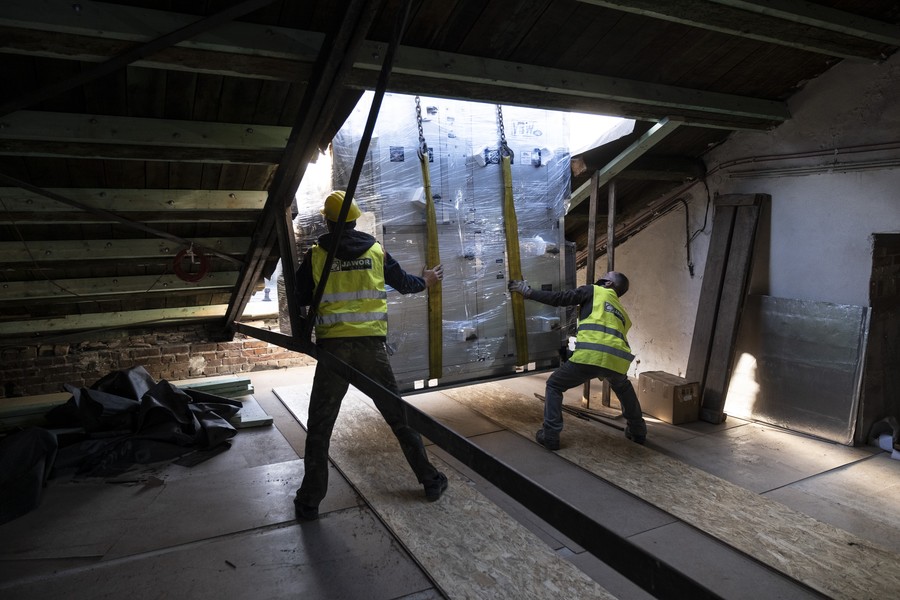 Pracownicy odbierają materiał z dźwigu na dachu budynku teatru, fot. Wojtek Szabelski/Teatr Horzycy w Toruniu