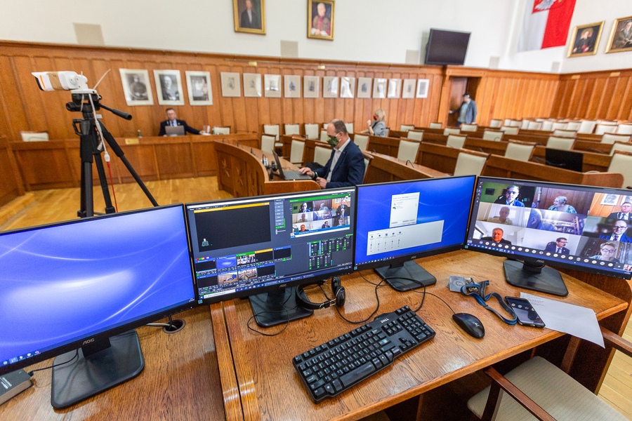 XXVI sesja sejmiku województwa, obrady w trybie zdalnym; fot. Szymon Zdziebło/tarantoga.pl dla UMWKP